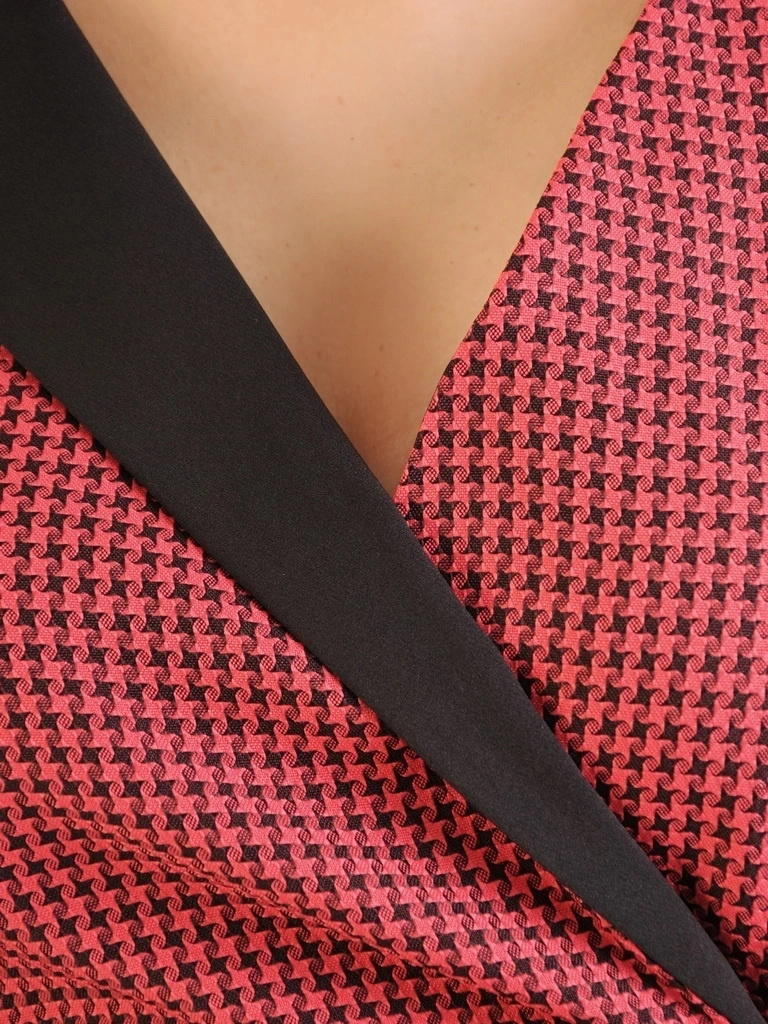 Kobieca sukienka w pepitkę z rękawem 3/4 – rozkloszowany fason z baskinką akcentującą talię 34681