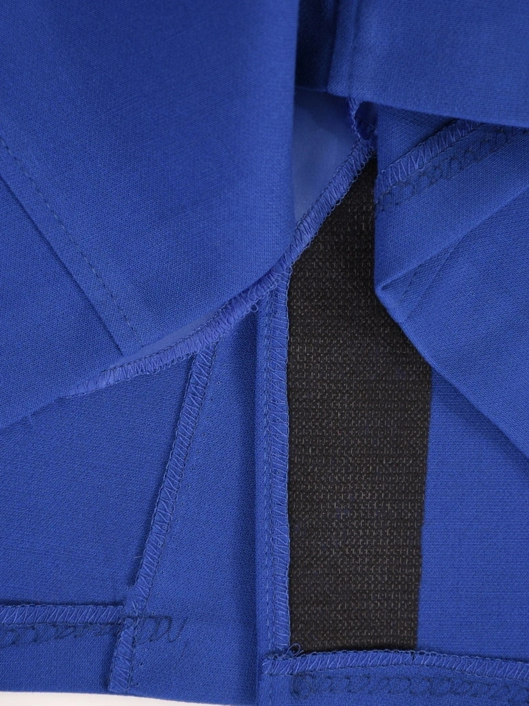 Elegancka spódnica ołówkowa midi w odcieniu chabru – modelujące przeszycia i rozcięcie z tyłu 25046