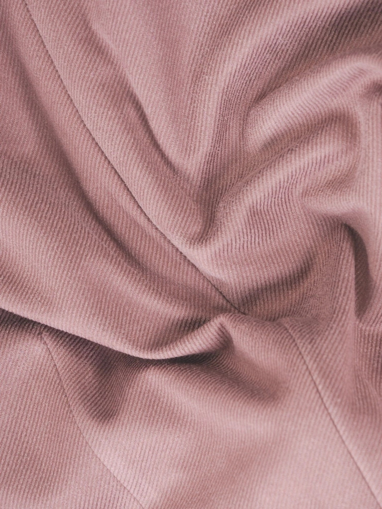 Elegancki fioletowy komplet damski ze spodniami – kopertowy fason z ozdobnym wiązaniem 37409
