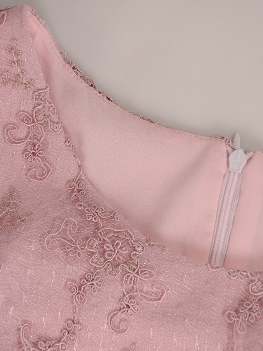Nowoczesna sukienka z koronkowym topem, kreacja wizytowa w pastelowym kolorze 20660