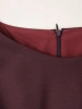 Śliwkowa sukienka tuba z przypinką kwiatową – podkreślająca sylwetkę kreacja midi 40958