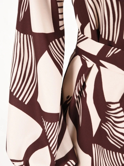 Brązowa sukienka midi o prostym kroju z rękawem 3/4 – pasek subtelnie modeluje sylwetkę 42140