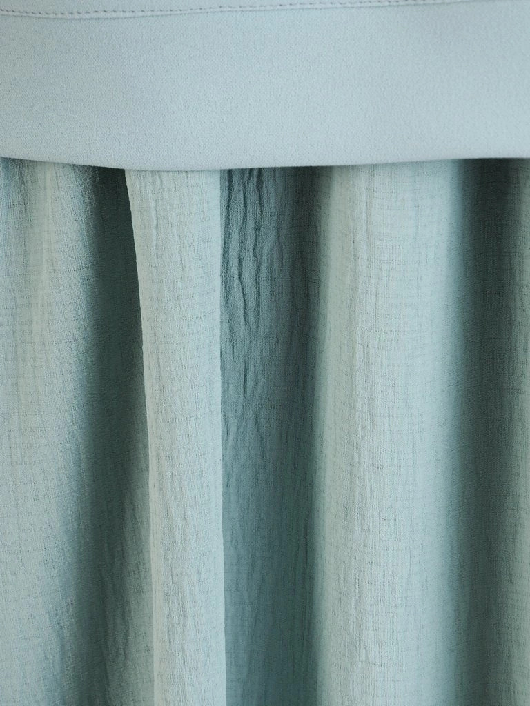 Elegancka zielona sukienka trapezowa midi – tuszujący fason z efektownym wiązaniem 29025