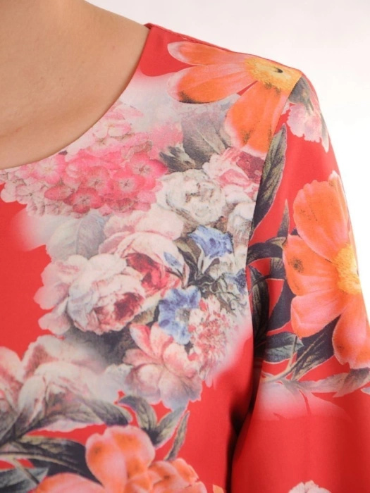 Czerwona sukienka midi w kwiaty rozkloszowana – ozdobne falbany i lekki fason z rękawem 3/4 29914