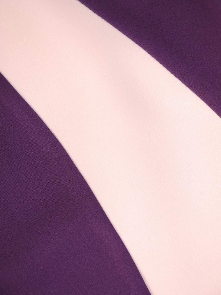 Fioletowa sukienka wizytowa z rękawem 3/4 – proste cięcia i wstawki modelujące figurę 32340
