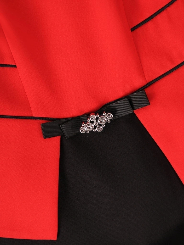 Elegancka czarno-czerwona sukienka ołówkowa midi – baskinka modelująca talię i odpinana broszka 36589