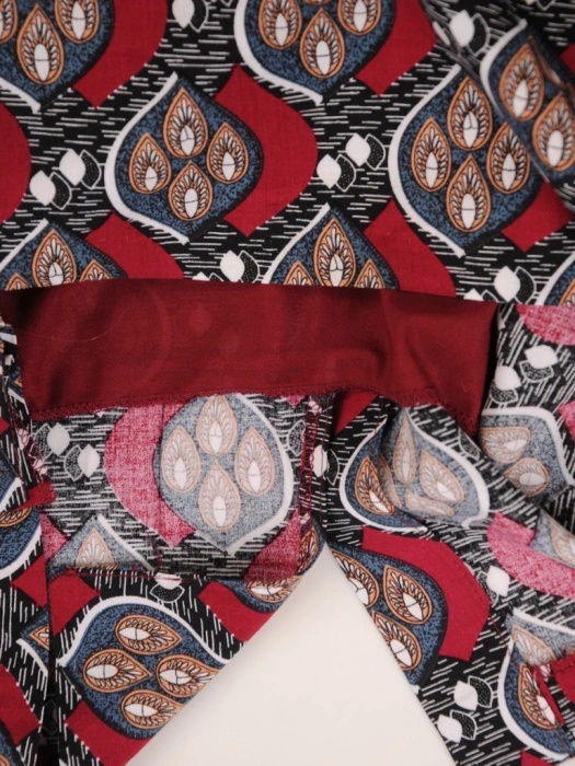 Elegancka bordowa sukienka do pracy o prostym kroju – fason midi z paskiem wysmuklającym sylwetkę 38661