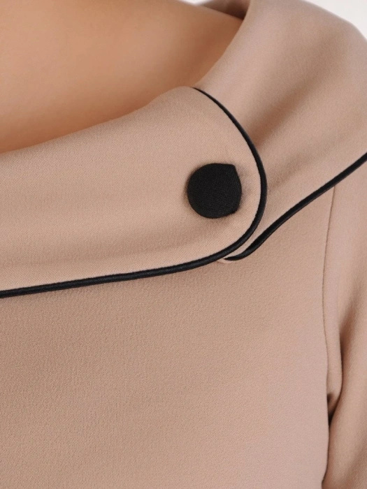 Elegancka sukienka rozkloszowana cappuccino – ozdobne lamówki i zaszewki wysmuklające talię 20427