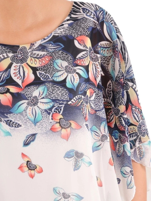 Letnia bluzka plus size w kwiaty z szyfonową narzutką – asymetryczny krój maskujący sylwetkę i dekolt łódka 38528