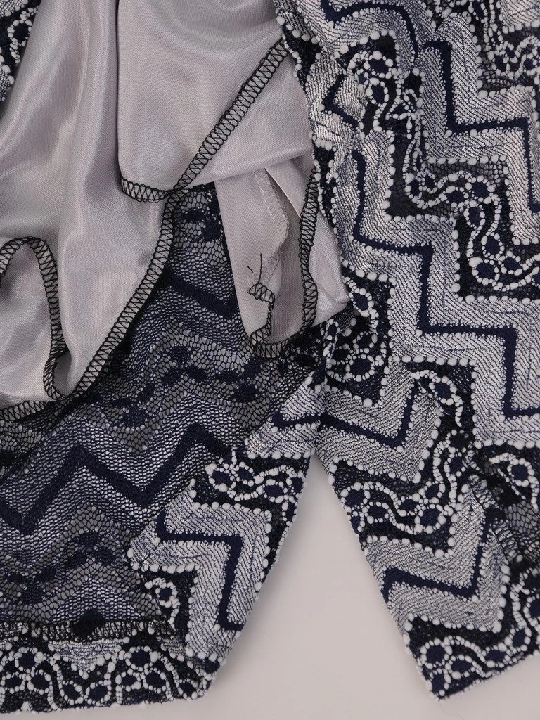 Granatowo-srebrna sukienka koktajlowa w geometryczne wzory – prosty krój z rękawem 3/4 i dekoltem łódka 17122