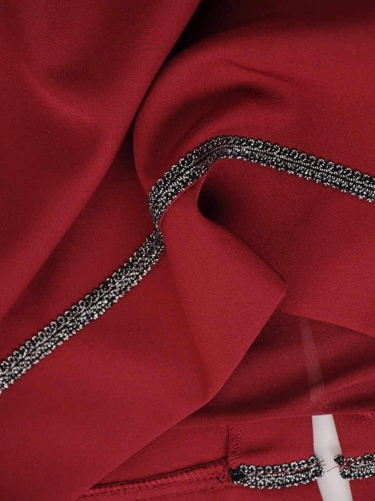 Elegancka wiśniowa sukienka koktajlowa – prosty fason z ozdobnymi falbanami na rękawach 31829