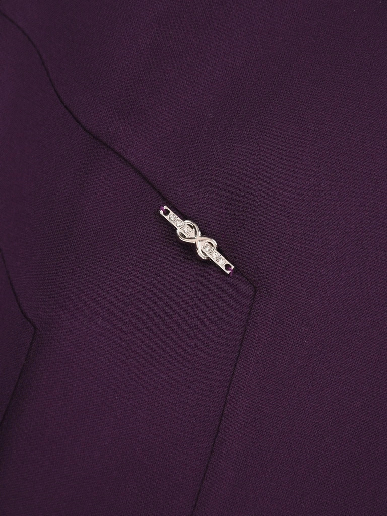 Elegancka fioletowa sukienka wizytowa midi o prostym kroju – wyszczuplające przeszycia i rękaw 3/4 42594