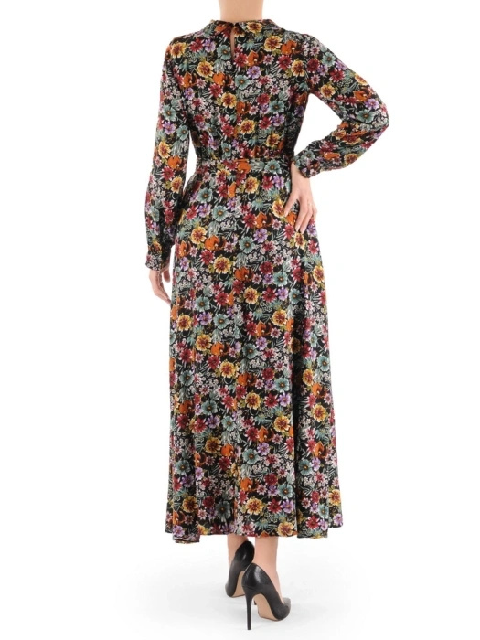 Jesienna sukienka rozkloszowana maxi w kwiaty – kobiecy krój ze stójką i elastyczną talią 38663