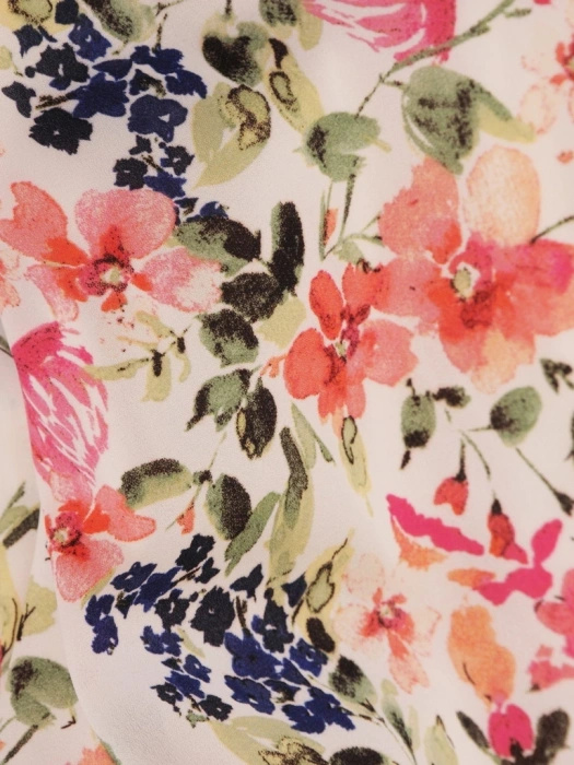 Pomarańczowa sukienka midi w kwiaty rozkloszowana z dekoltem serek – kobiecy fason z ozdobnymi guzikami 35739