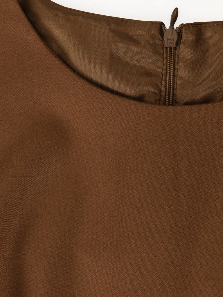Elegancka brązowa sukienka rozkloszowana midi – kobiecy fason z paskiem modelującym figurę 40361