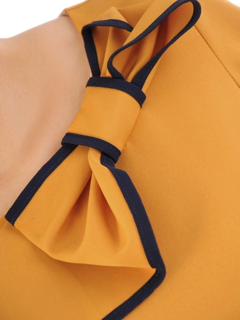 Elegancka miodowa sukienka do pracy – prosty fason z ozdobną kokardą 33297