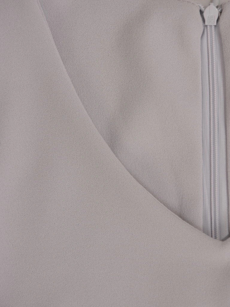 Elegancka popielata sukienka tuba z rękawem 3/4 – kobiecy krój wysmuklający sylwetkę na jesień 21076