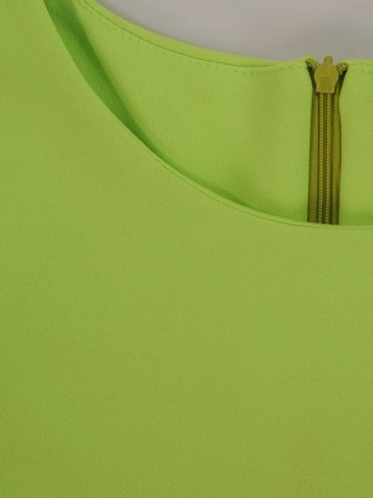Elegancka sukienka trapezowa w odcieniu granatu – tuszujący biodra fason z rękawem 3/4 28411