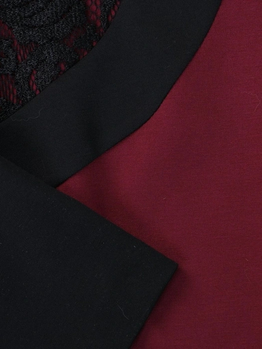 Elegancka sukienka midi o prostym kroju bordowo-czarna – modelujące sylwetkę wstawki z koronką 14700