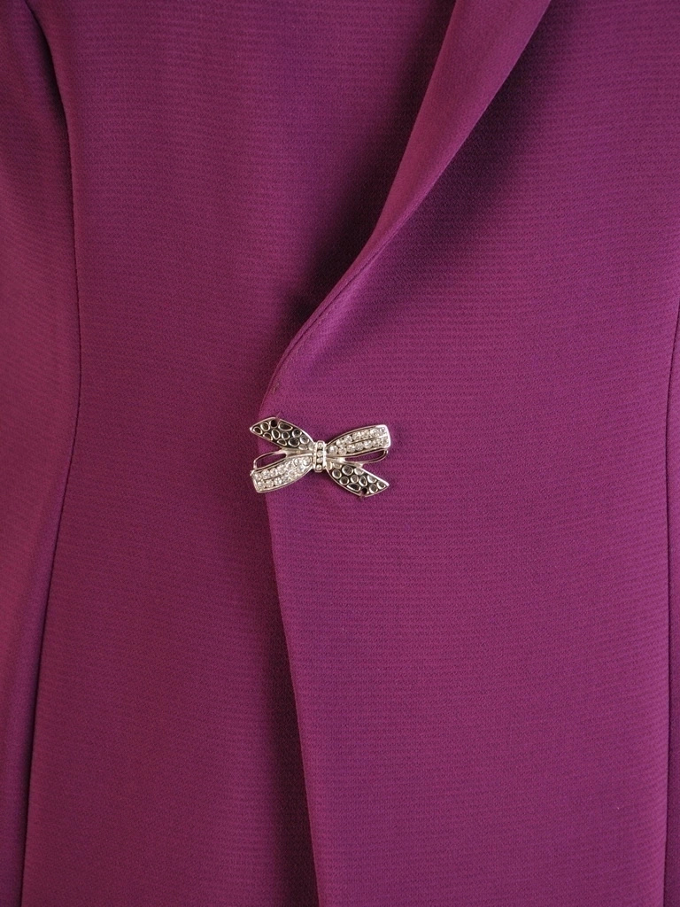Elegancka fioletowa sukienka koktajlowa midi – prosty fason z ozdobną broszką i rękawem 3/4 35514