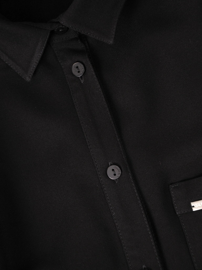 Elegancka czarna koszula damska z wiskozy – prosty krój wysmuklający sylwetkę na co dzień 39136