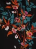 Czarna sukienka koktajlowa rozkloszowana w kwiaty – kobiecy krój z paskiem podkreślający talię 26958