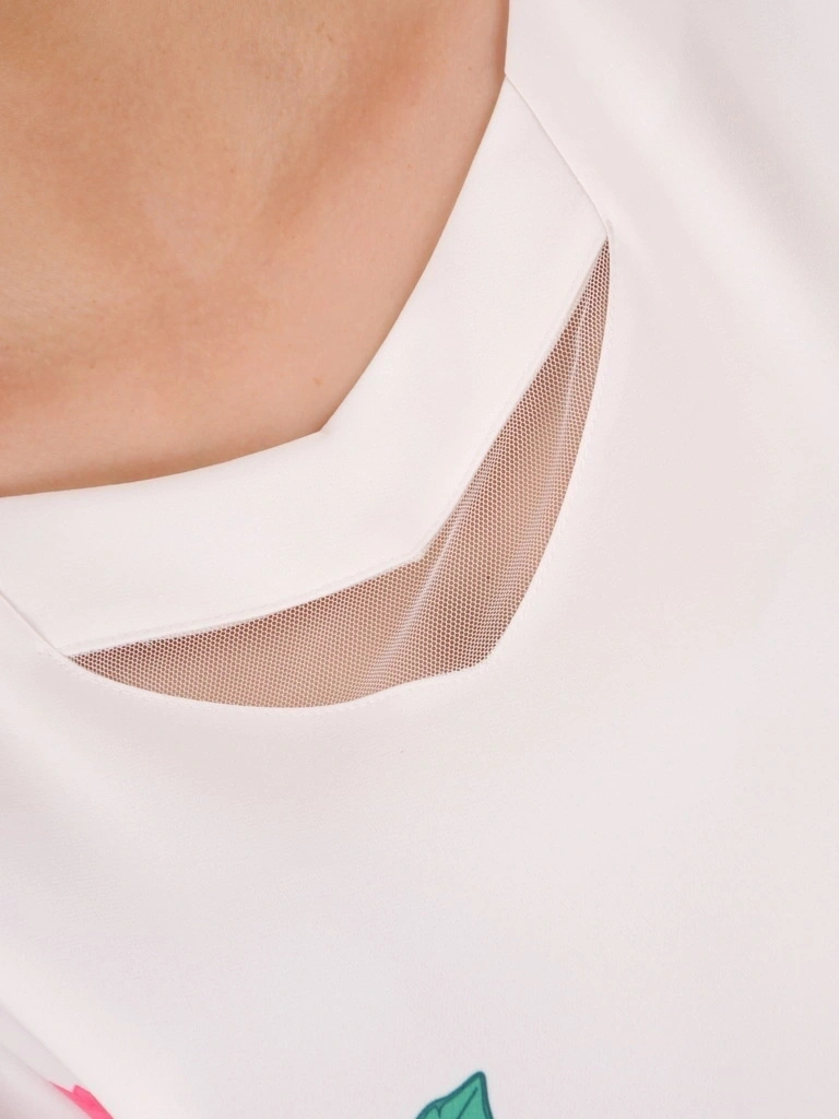 Elegancka sukienka trapezowa w kwiaty z dekoltem serek – swobodny fason maskujący biodra 36108