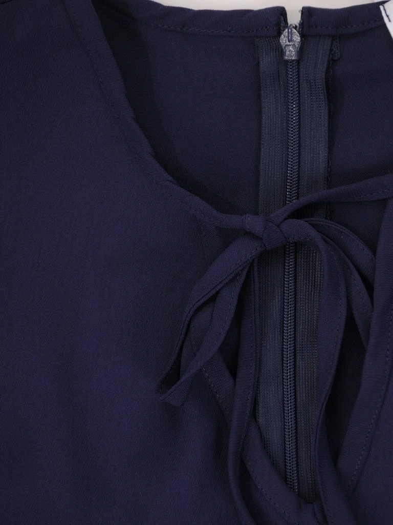 Elegancka granatowa sukienka trapezowa midi – tuszujący fason z ozdobnym wiązaniem 17215