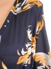Granatowa sukienka midi z baskinką i wiązaniem – kopertowy fason wysmuklający sylwetkę 33307