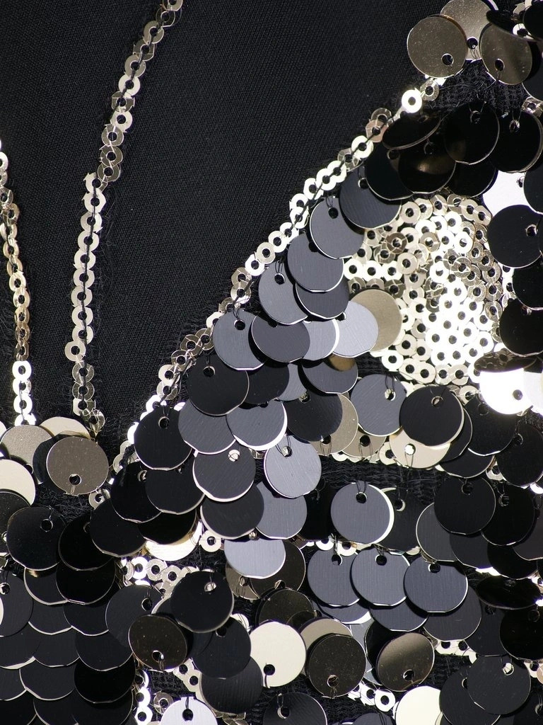 Czarna sukienka trapezowa z błyszczącym akcentem – swobodny krój ze złotą aplikacją 8237