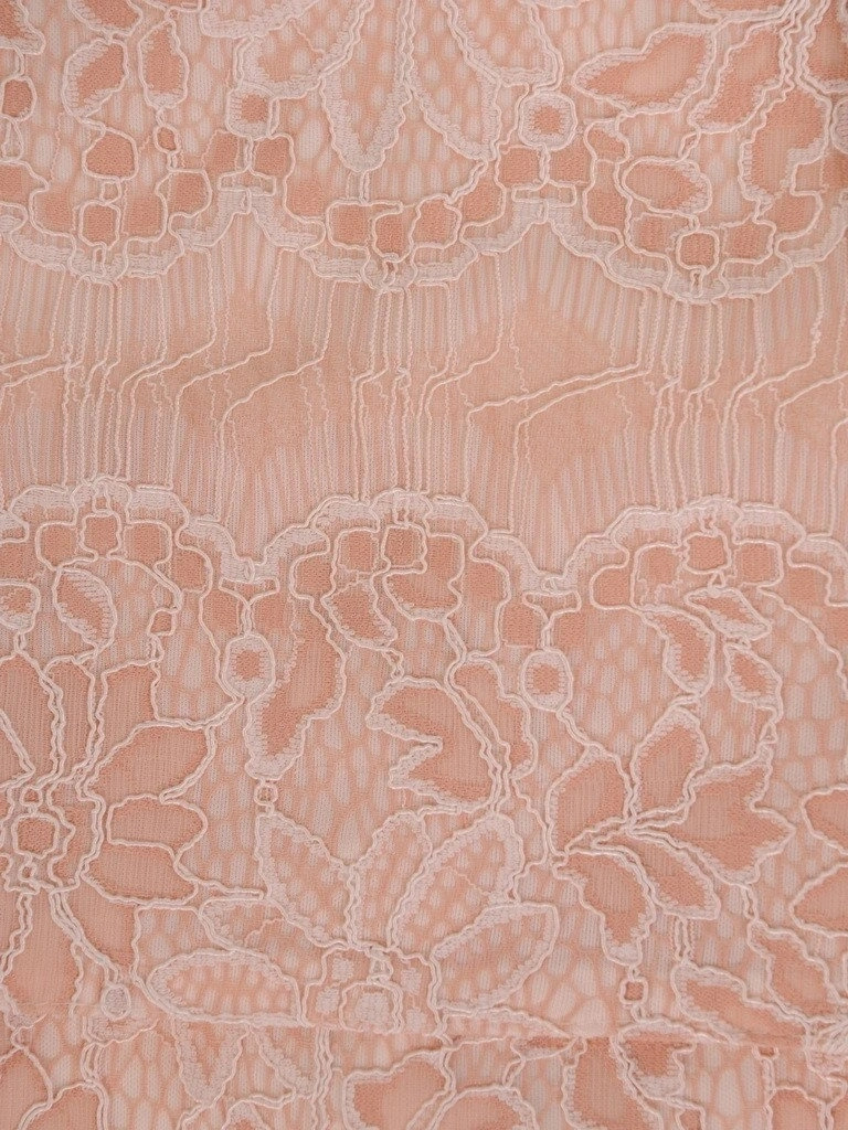 Elegancka sukienka wizytowa midi w kwiaty – prosty fason z modelującymi zaszewkami 21062