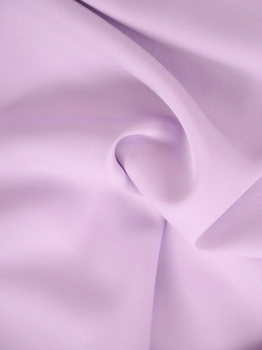 Elegancka liliowa sukienka wizytowa w kwiaty – prosty fason z wysmuklającymi zaszewkami 37974