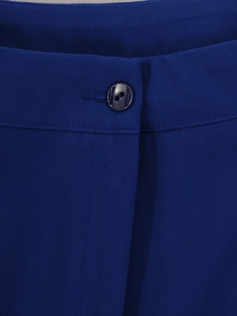 Elegancki komplet damski ze spodniami na wesele chabrowy – prosty fason z wysmuklającymi zaszewkami 24861
