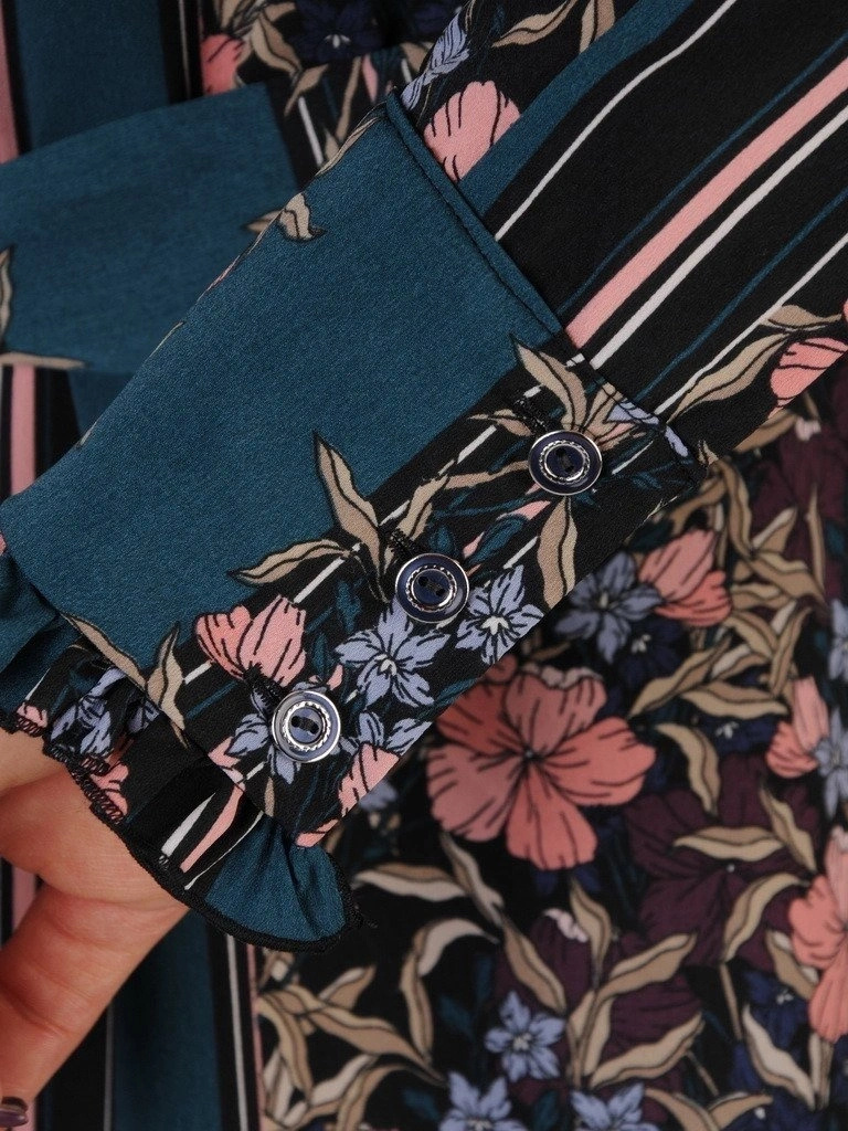Elegancka sukienka trapezowa w kwiaty z długim rękawem – wyszczuplające zaszewki i pasek akcentujący talię 18901