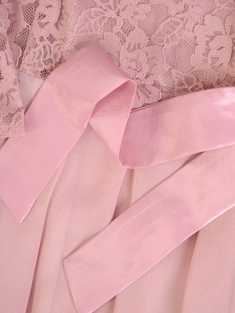 Pudroworóżowa sukienka rozkloszowana na przyjęcia – elegancki fason z rękawem 3/4 i paskiem w talii 34640