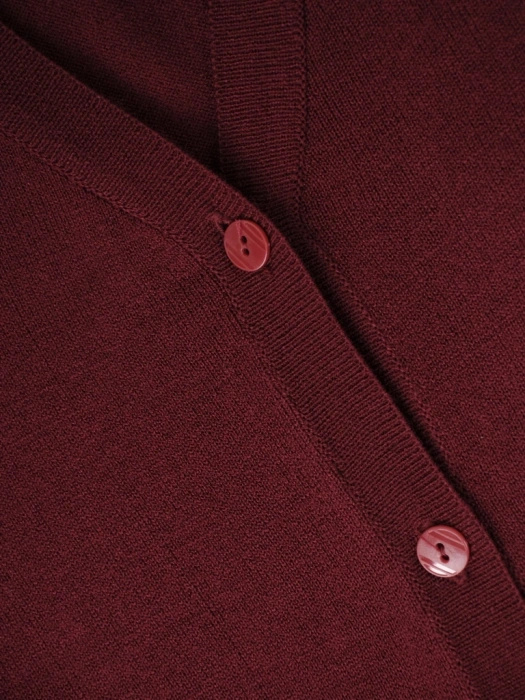 Bordowy sweter damski rozpinany o prostym kroju – elegancki model z kieszeniami i dekoltem w serek 38970