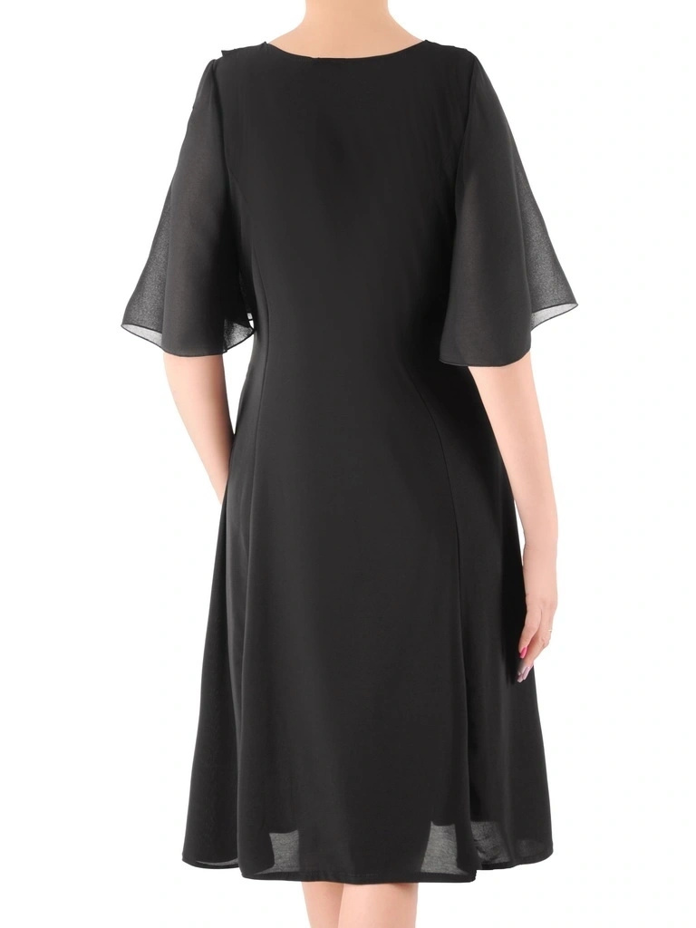 Elegancka czarna sukienka rozkloszowana z żabotem – kobiecy krój tuszujący biodra 36244