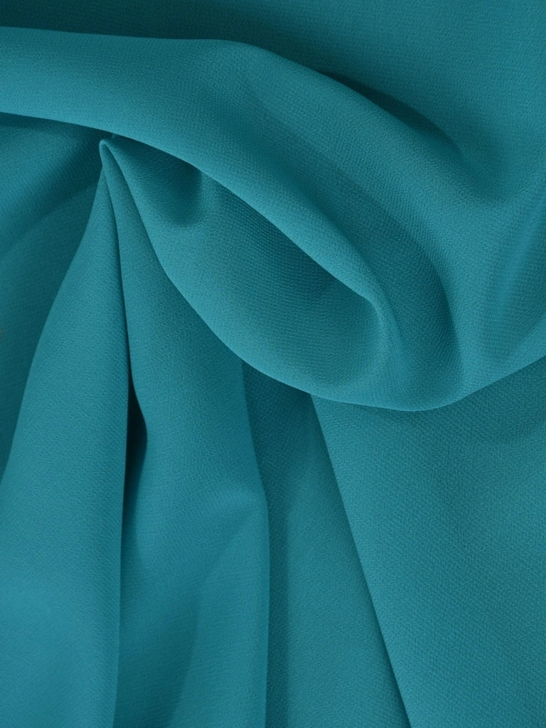 Elegancka szmaragdowa sukienka trapezowa midi – tuszujący fason z kobiecym dekoltem V 41676