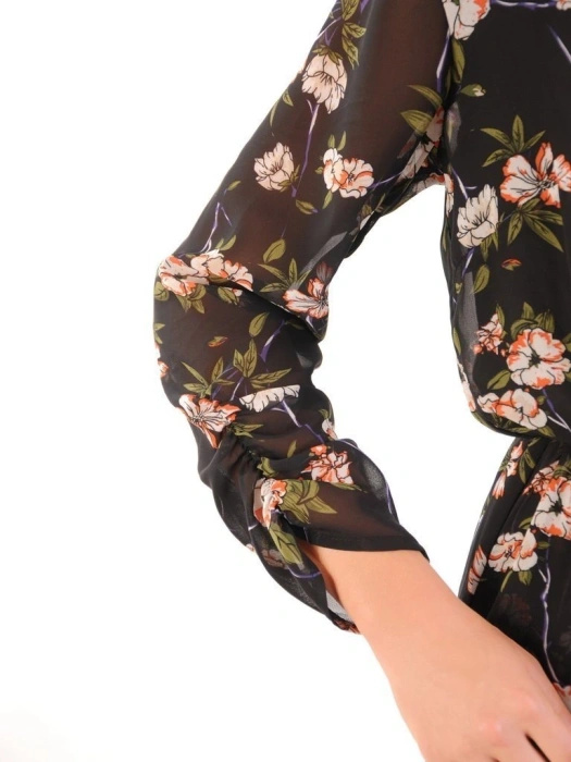 Elegancka długa sukienka w kwiaty z rękawem 3/4 – wysmuklający, kopertowy fason z baskinką 30502