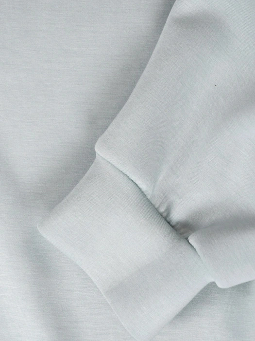 Miętowy komplet damski z bluzką w serek i prostymi spodniami – lekki fason modelujący sylwetkę na lato 41251