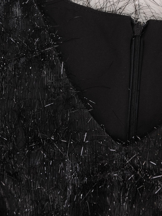 Atrakcyjna sukienka wieczorowa Ramira, mała czarna ozdobiona „włosem”.