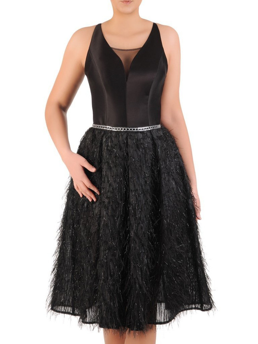 Atrakcyjna sukienka wieczorowa, mała czarna ozdobiona „włosem” 25121
