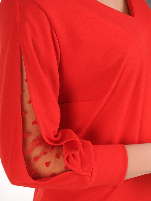 Czerwona sukienka z modnymi wstawkami na rękawach 29537