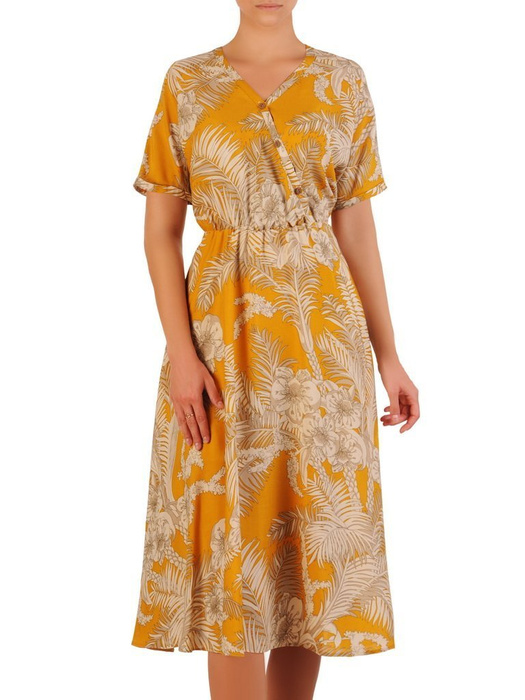 Rozkloszowana sukienka z ozdobnym dekoltem i gumką w pasie 26293