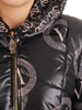 Czarna kurtka z pikowanej tkaniny z oryginalnym nadrukiem 31554